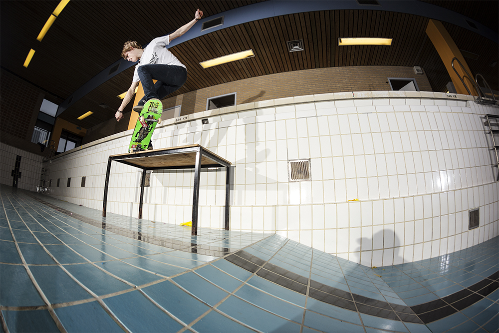 Bs nosegrind in het zwembad waar de pool gaat komen in het nieuwe Colosseum