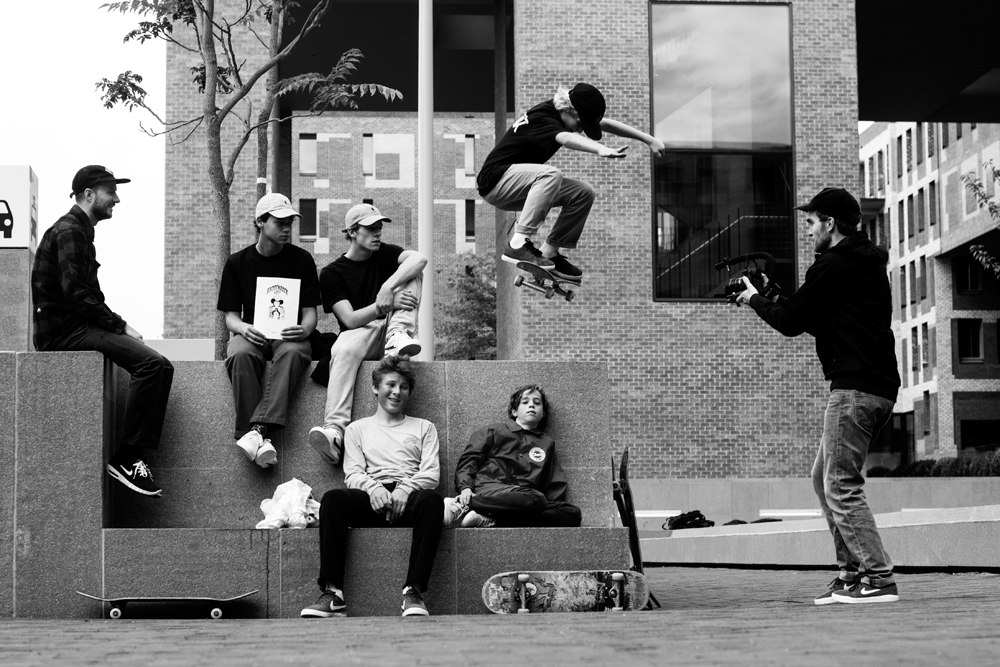 12-jett-van-gastel-met-een-ollie-over-zijn-teamgenoten-heen