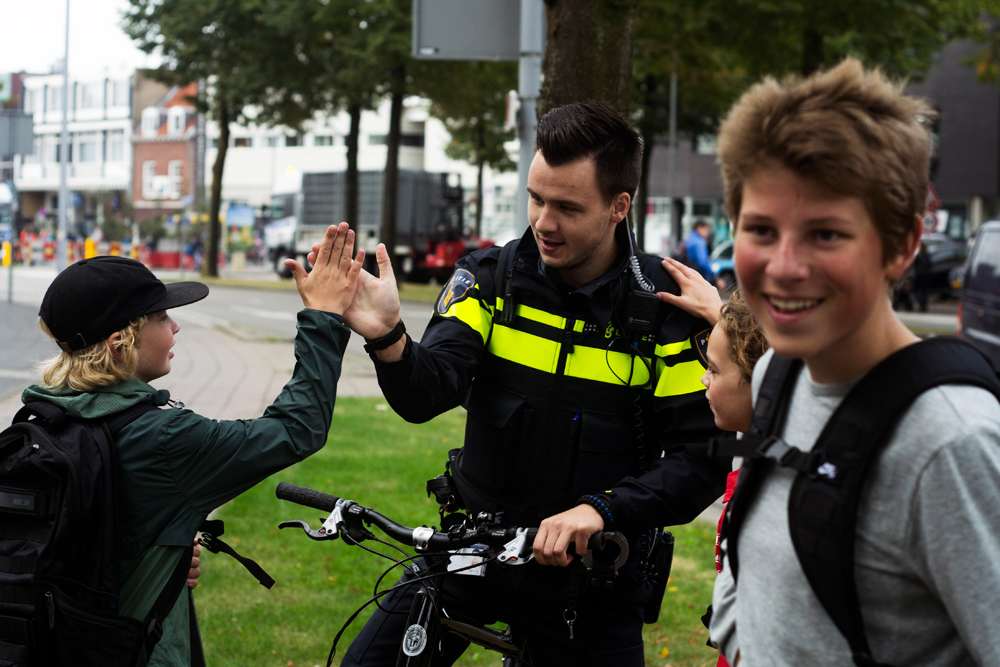 16-politie-agenten-krijgen-high-fives