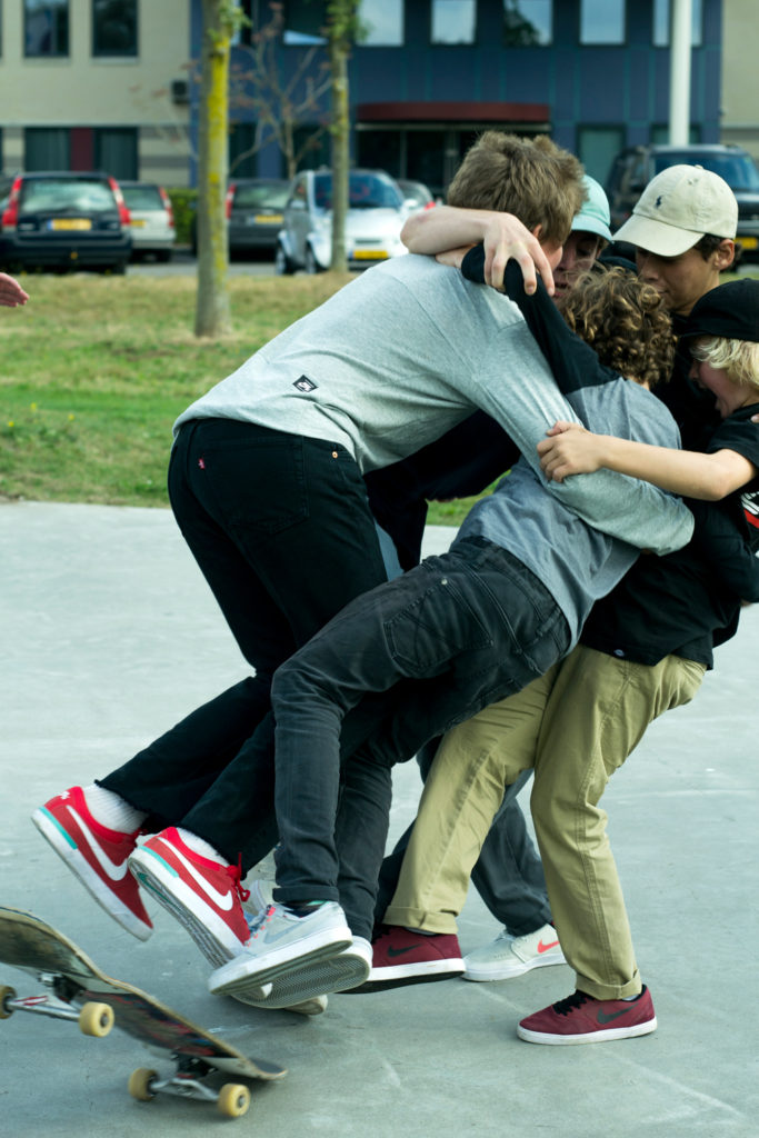 24-teamwork-hier-probeerden-de-ratten-om-met-zo-veel-mogelijk-leden-op-1-skateboard-te-rijden