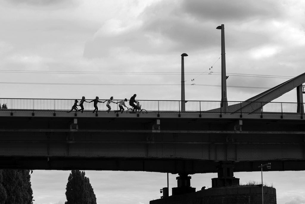 9-de-ratten-hangen-aan-een-fiets-op-de-john-frost-brug